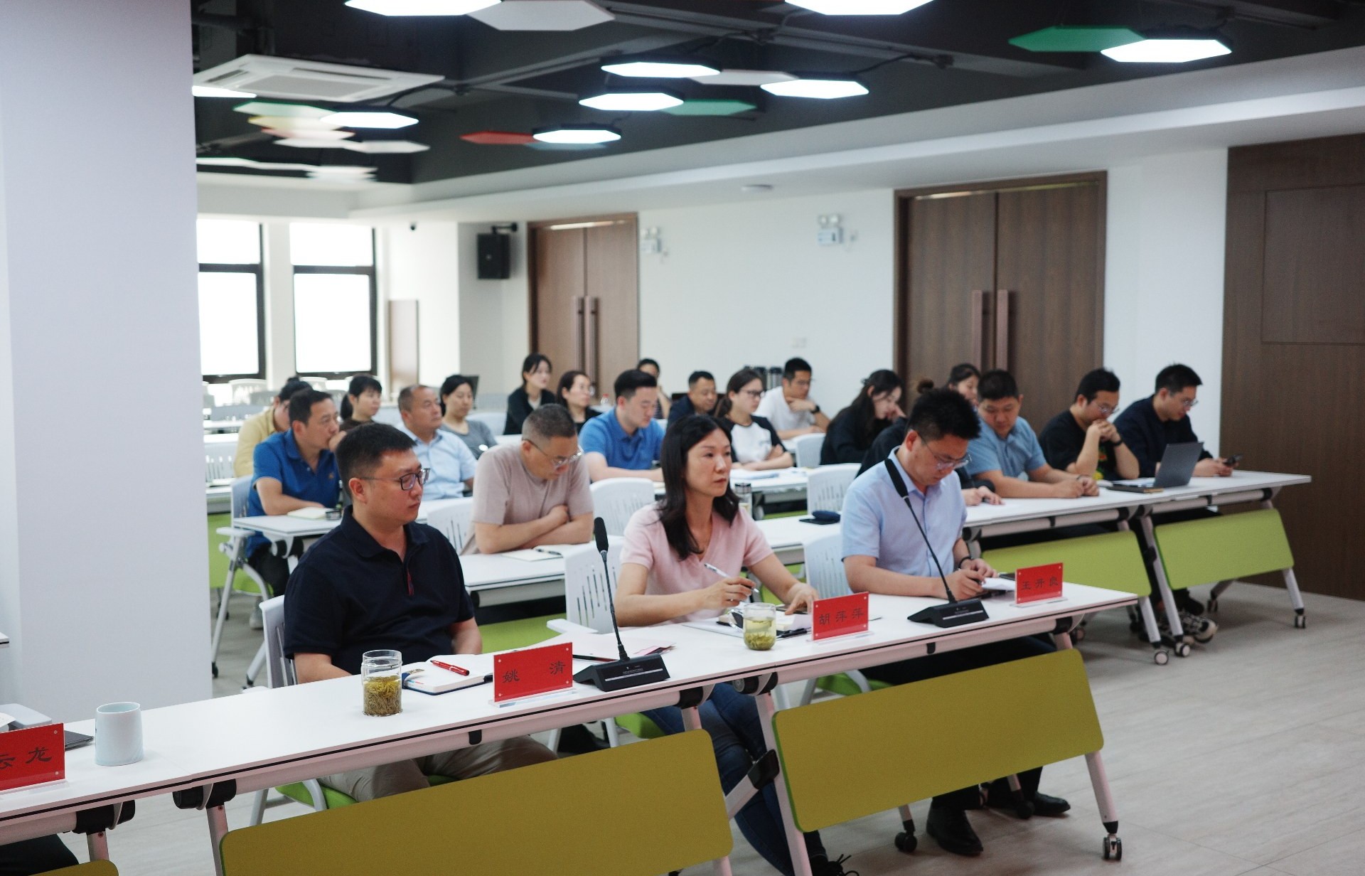 锚定目标 聚力攻坚丨鸿灌环境召开2025年 一季度工作会议