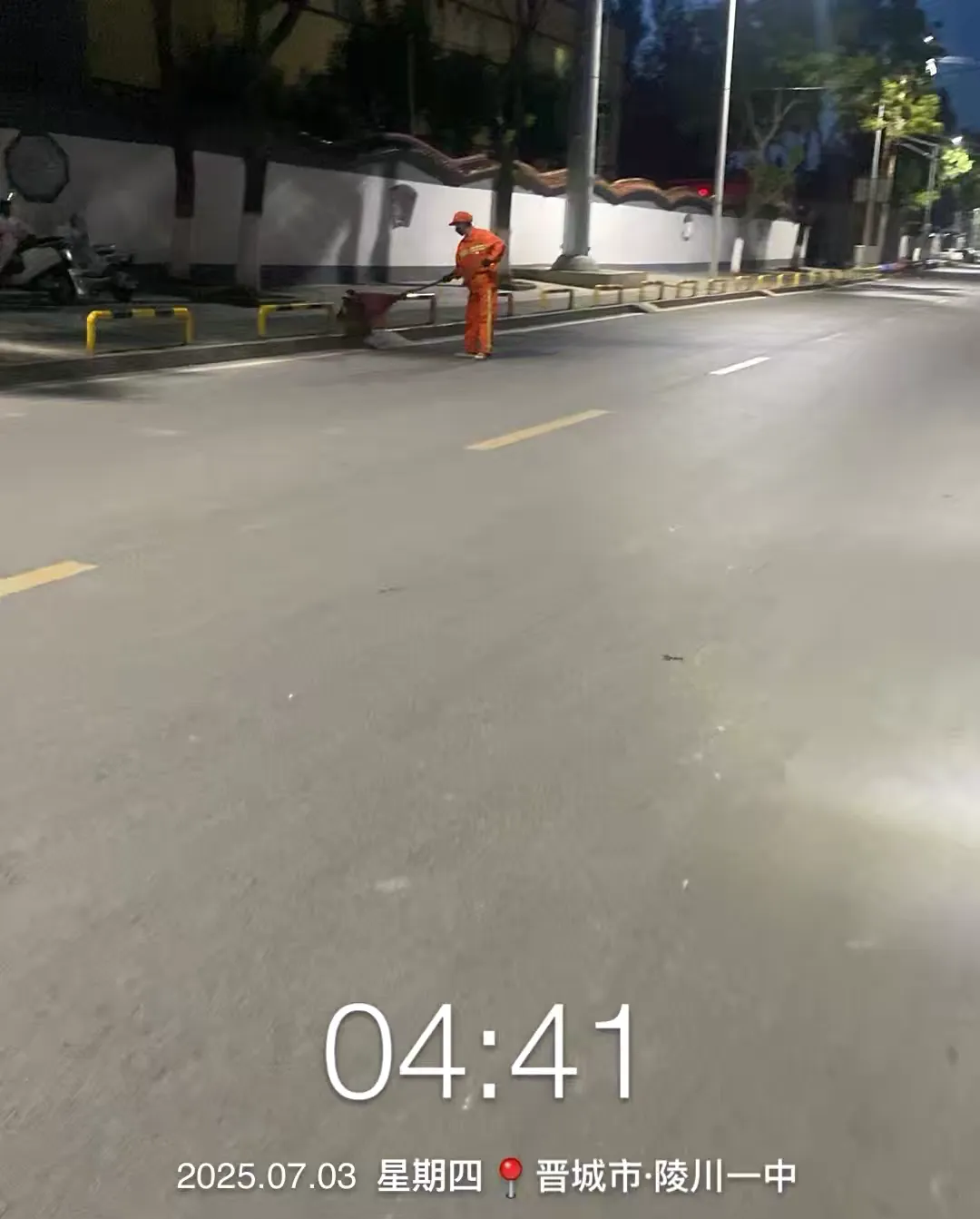 致敬城市美容师——鸿灌陵川环卫工作者 的日常(图5)