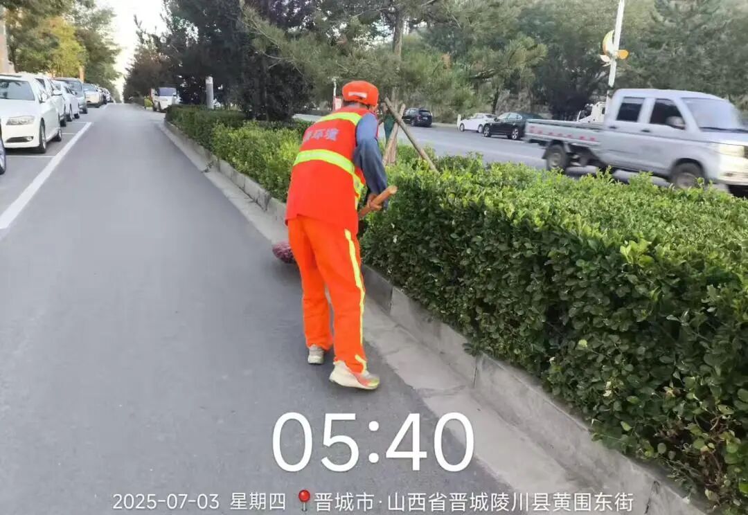 致敬城市美容师——鸿灌陵川环卫工作者 的日常(图8)