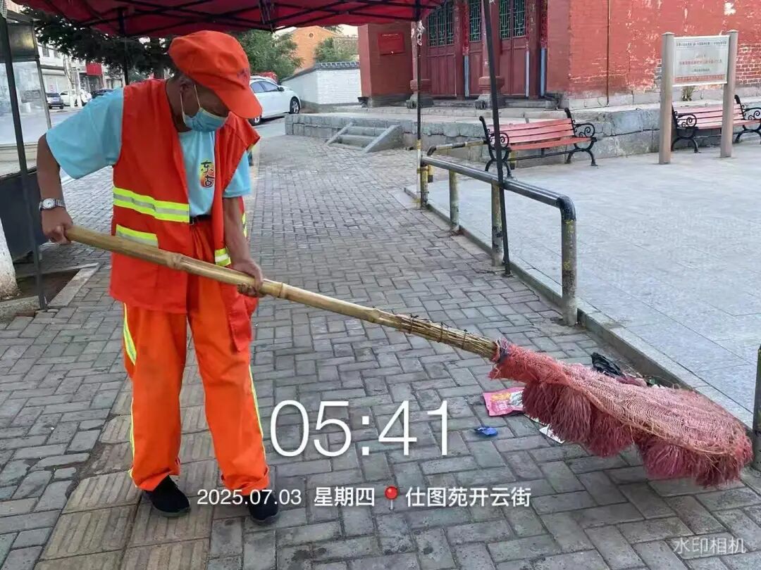致敬城市美容师——鸿灌陵川环卫工作者 的日常(图9)