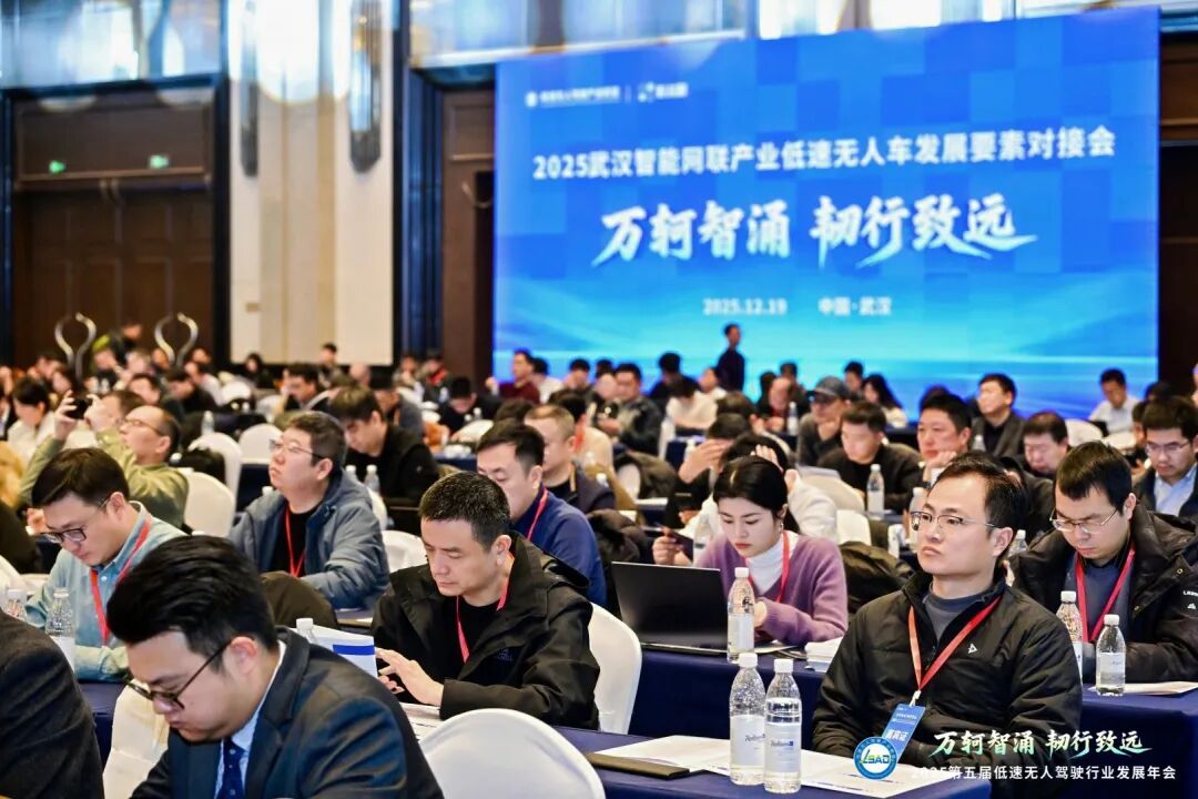 重塑城市环卫!鸿灌环境“鸿觅G150无人驾驶清扫车”荣获2025低速无人驾驶行业年度匠心创新奖(图12)