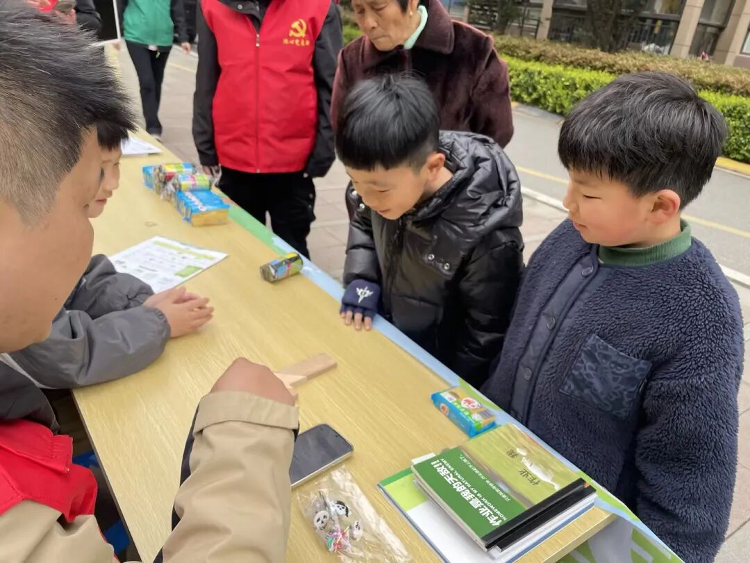 鸿灌环境鸿心党支部举办“社区共享，交换美好”垃圾分类宣传活动(图9)