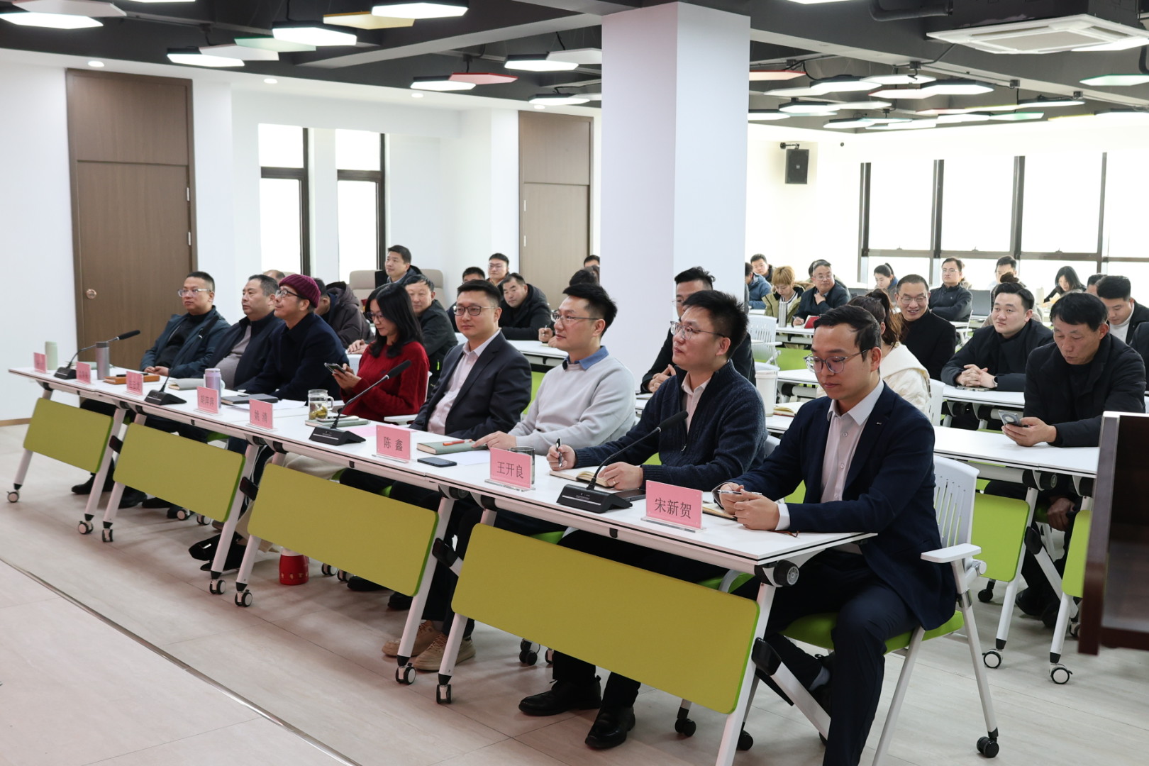 金鞍策马 共赴新程｜鸿灌环境召开2025年度年终总结暨表彰大会(图2)